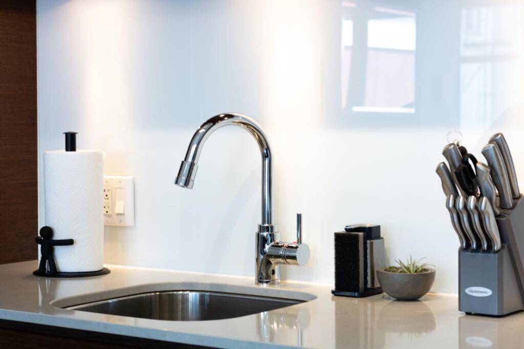 Clean 3Rd Floor Executive 1 Bedroom Apt In Old Town China Town 빅토리아 외부 사진